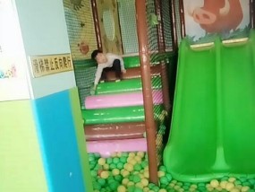 手机如何控制滑梯打游戏机？