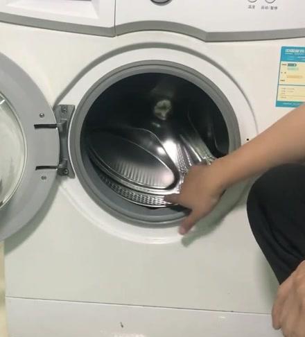 全自动滚筒洗衣机清洗污垢的方法与技巧（轻松解决洗衣机内污垢问题）  第1张