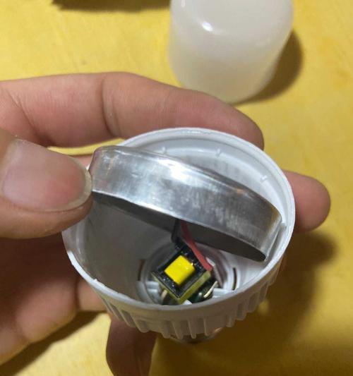 灯泡不亮的原因分析及解决方法（揭秘灯泡亮不起来的几大隐患和应对策略）  第2张