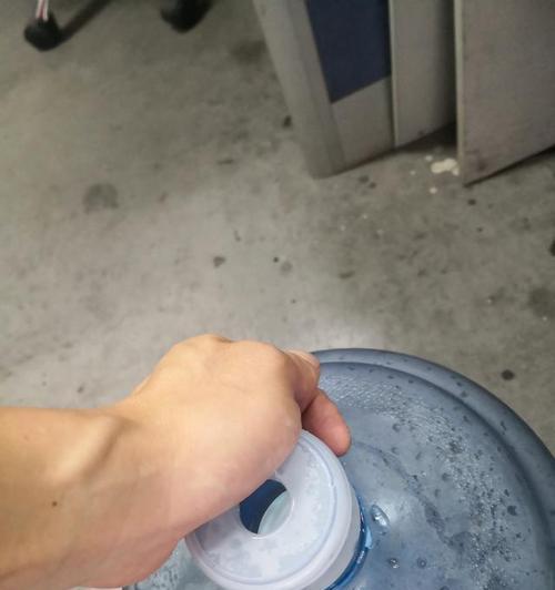 饮水机底部漏水的原因及解决方法（了解饮水机底部漏水的常见原因）  第2张