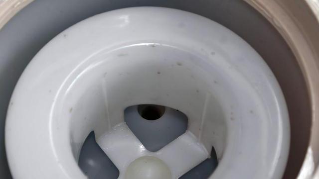 饮水机底部漏水的原因及解决方法（了解饮水机底部漏水的常见原因）  第3张