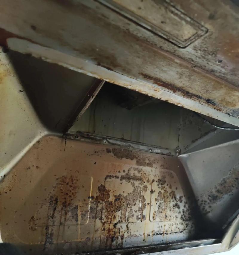 如何快速清洗油烟机上的油垢（实用清洁技巧帮您轻松解决油烟机清洁问题）  第2张